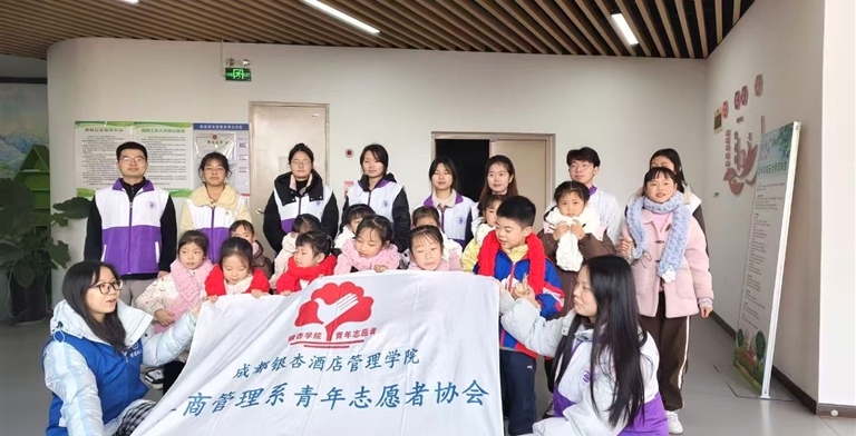 标志活动 | 指间织就冬日暖，童心传递敬老情