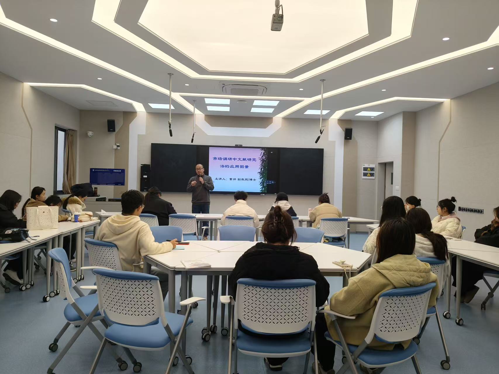 图3 董帅老师精心指导参赛学生 图3 董帅老师精心指导参赛学生