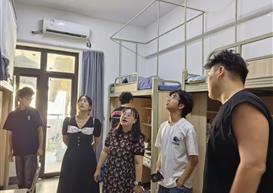 宿舍暖心串门！温情护航新生解锁大学新生活